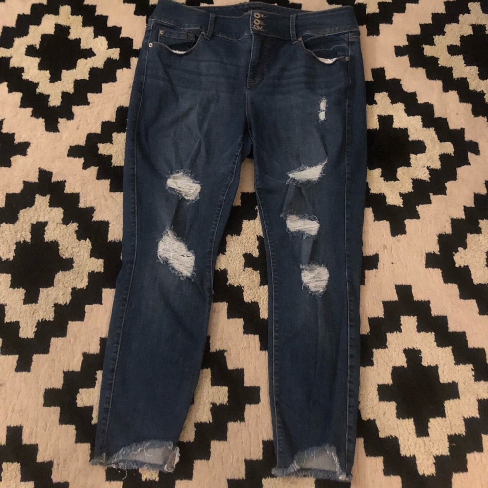 Cropped jeans with distressed hem Torrid 18